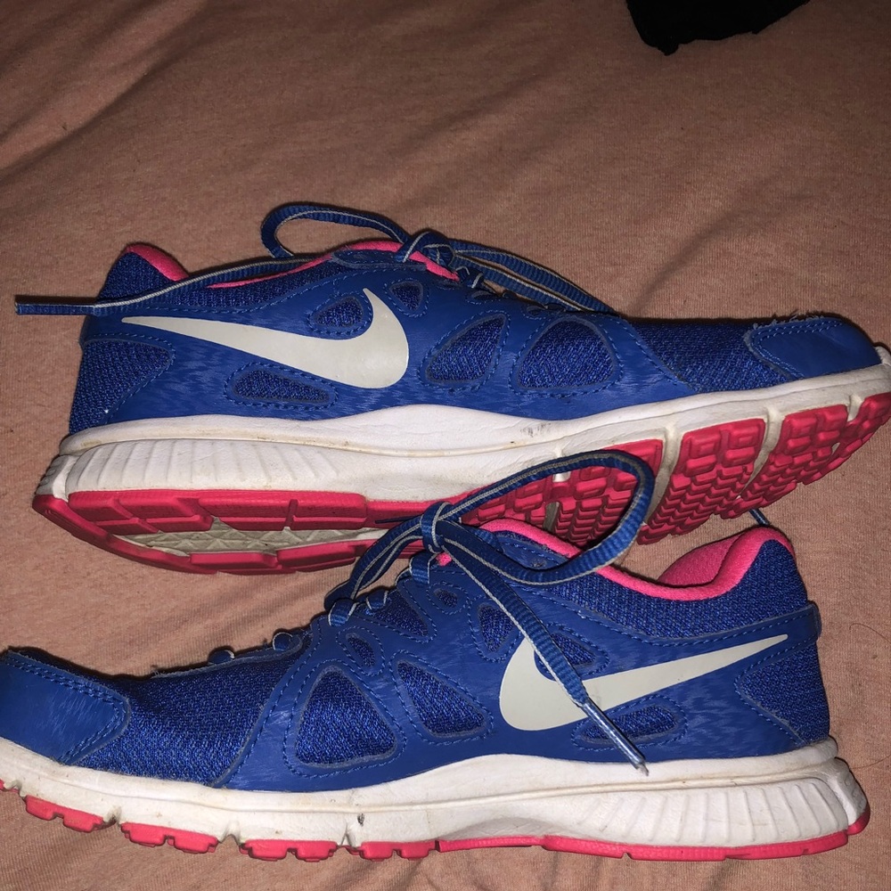 Tennis shoes